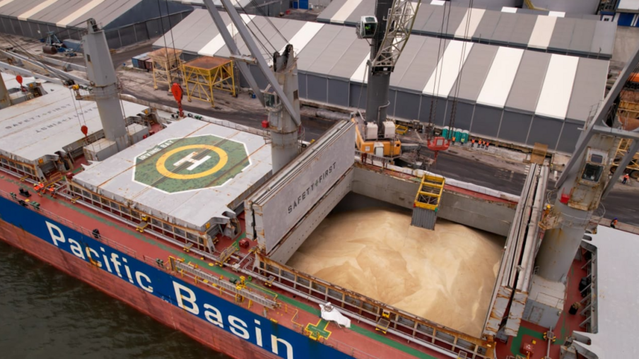 Porto de Antonina realiza primeira exportação de açúcar VHP a granel