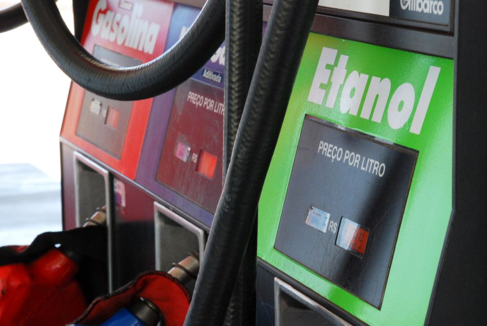 Venda de combustíveis em 2013 somou 136 bi de litros  
