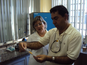 Maria Angélica Garcia (ao fundo), da Usina Santa Adélia: “Recomendo o kit a todas as usinas, pois é prático e o resultado é rápido e preciso”