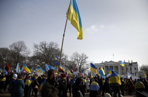 6mar2014--manifestantes-pedem-que-os-estados-unidos-tomem-medidas-contra-as-recentes-acoes-da-russia-na-ucrania-em-protesto-na-frente-da-casa-branca-em-washington-nesta-quinta-feira-6-1394147699689_1024x674