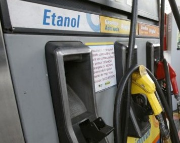 Setor do etanol prevê fim da crise com alta da Cide