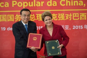 Keqiang, primeiro-ministro chinês, e Dilma: ferrovia ligará o Atlântico ao Pacífico