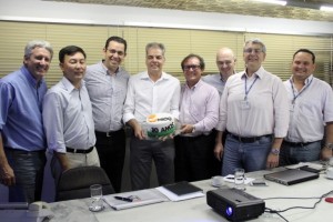 Diretoria da Coruripe com Francisco (ao centro) comemorando seus 30 anos de empresa