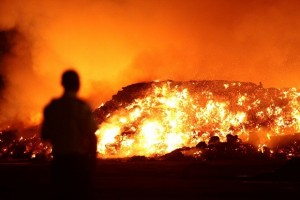 O incêndio no estoque começou na terça (10/11) (Foto: Jonathan Lins/Reprodução)