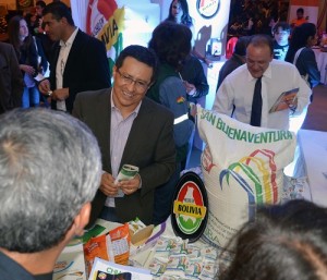 Executivos da usina controlada pelo governo da Bolívia e as primeiras embalagens de açúcar