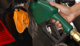 Preço da gasolina nas refinarias cai 3,2%