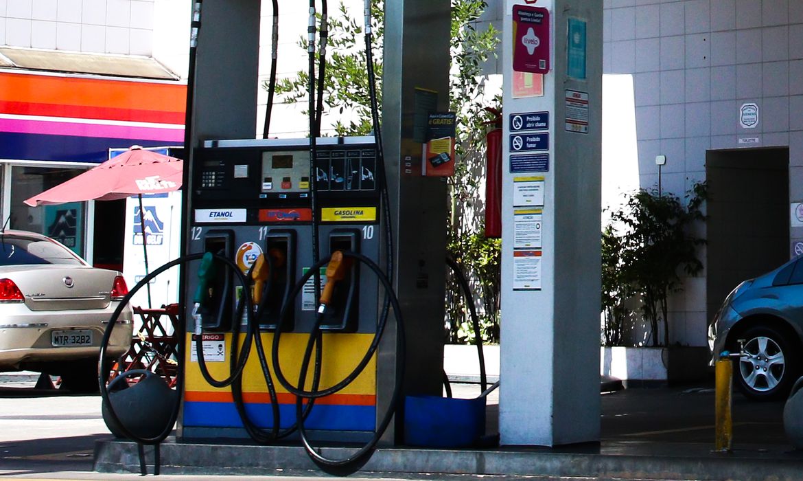 Após última redução nas refinarias, preço da gasolina cai 0,47% nas bombas e registra a média de R$ 5,72