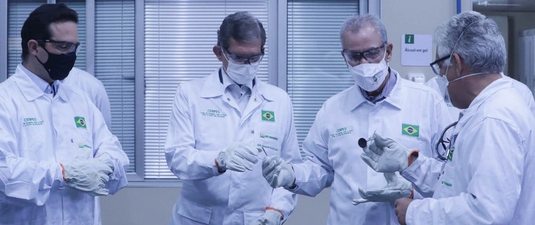 Bento Albuquerque conhece laboratórios de inovação do Petrobras