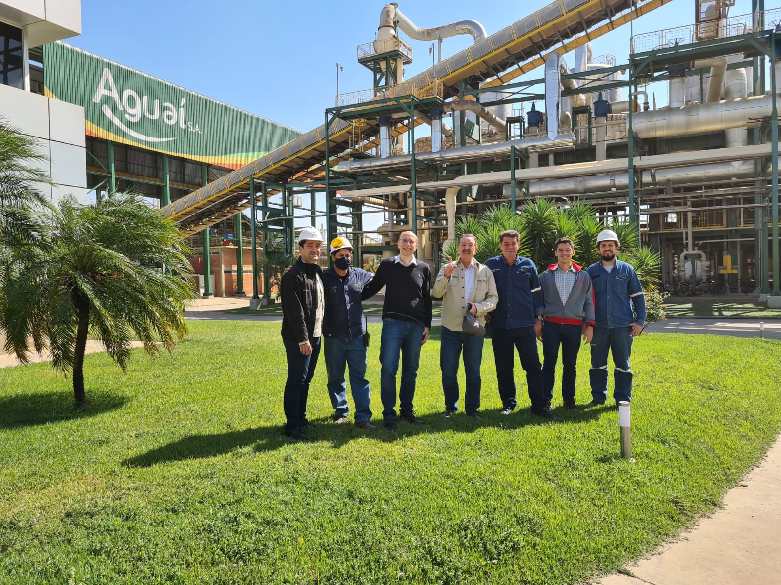 Equipe da Soteica e do Ingenio Aguai celebram os primeiros laços fechados implementados