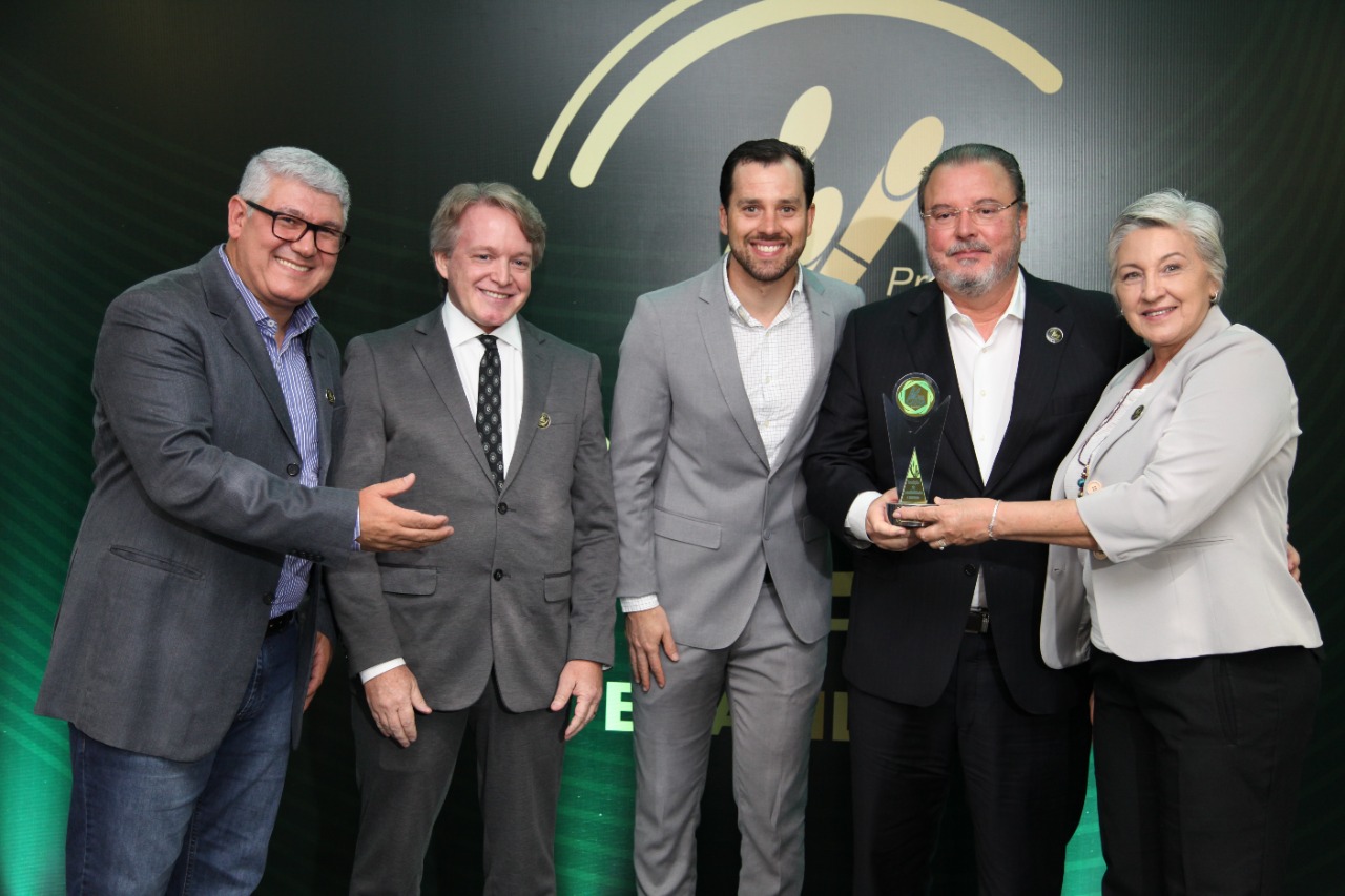 Josias Messias, CEO da ProCana, Carlos Sanches e Luiz Paulo Heimpel da, Netafim entregaram o troféu a Eduardo Queiroz e Sônia Roda