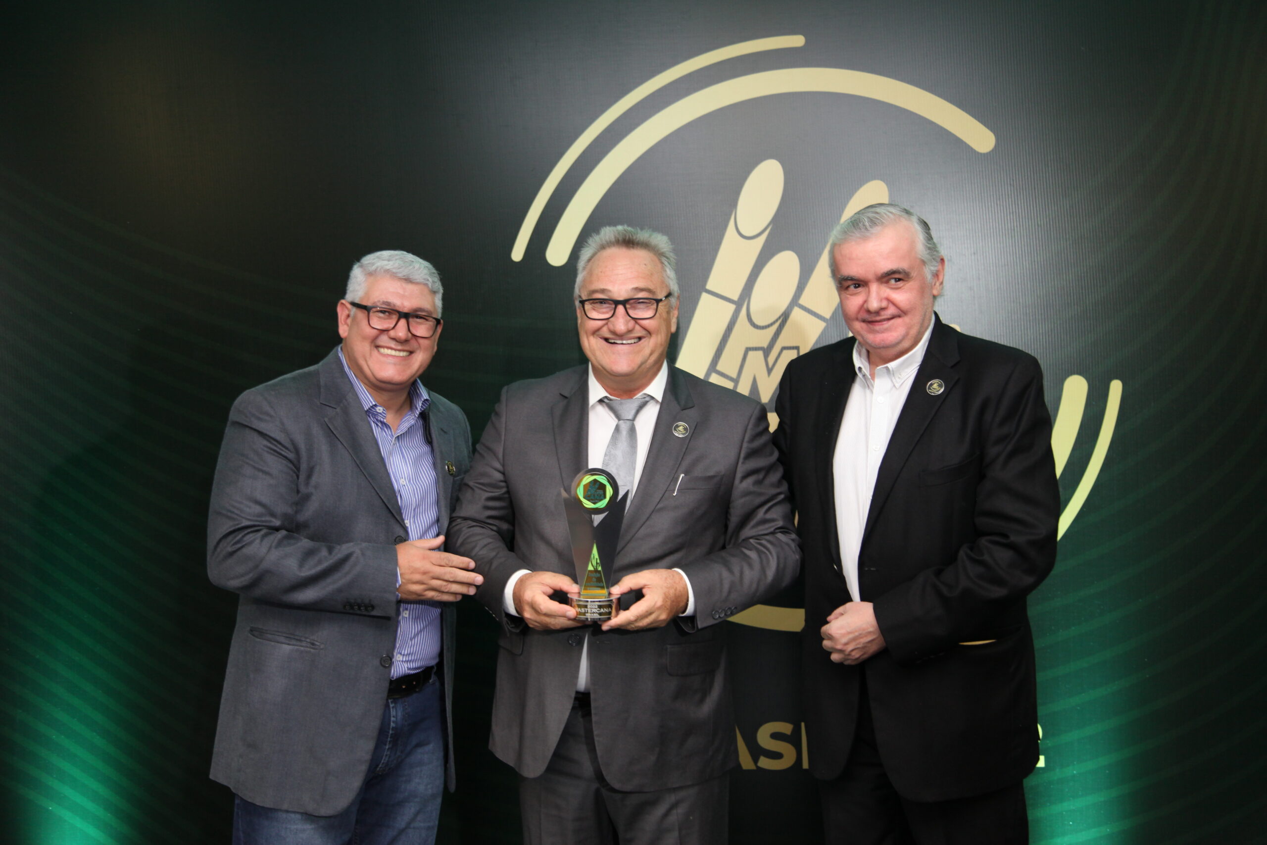 Gilmar Galo, recebendo o troféu do MasterCana Brasil 2022 em Eficiência Industrial - Gestão