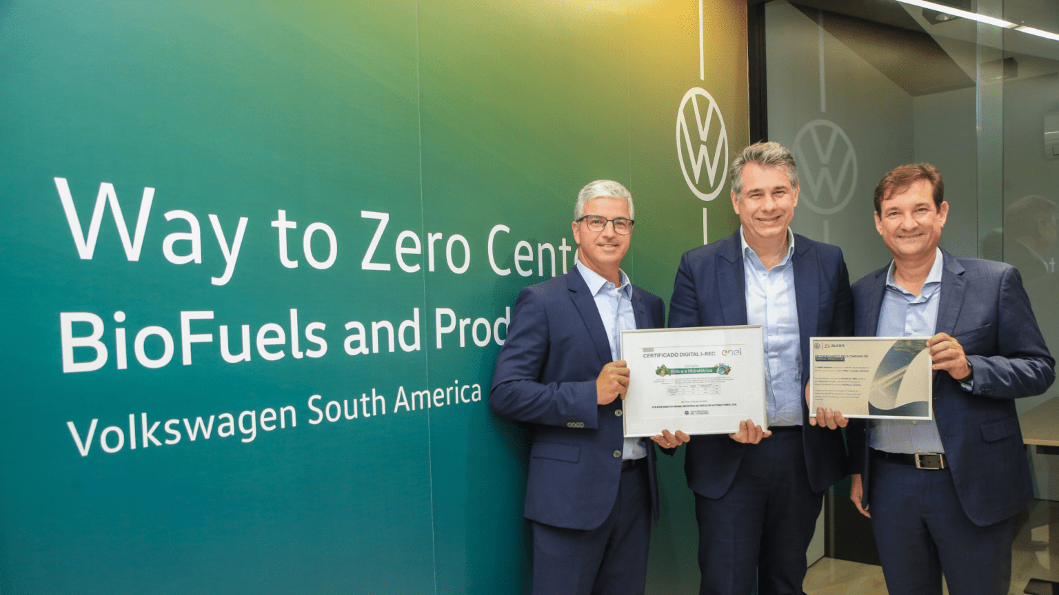 Ciro Possobom, CEO da Volkswagen do Brasil (centro), recebe o Certificado Internacional de Energia Renovável (I-REC) de Guilherme Lencastre (à esq.), chairman da Enel Brasil; e Fabio Zanfelice, CEO da Auren