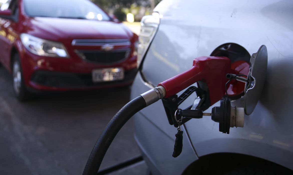 Posto de combustíveis do DF vende gasolina com desconto no Dia de Liberdade de Impostos.